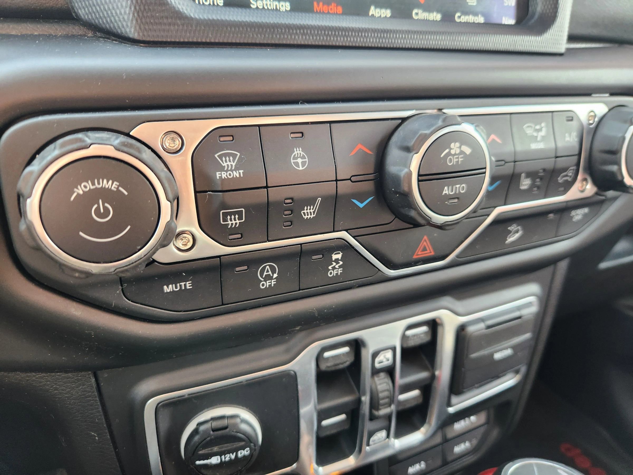 Used 2018 Jeep Wrangler Unlimited Sahara image 32