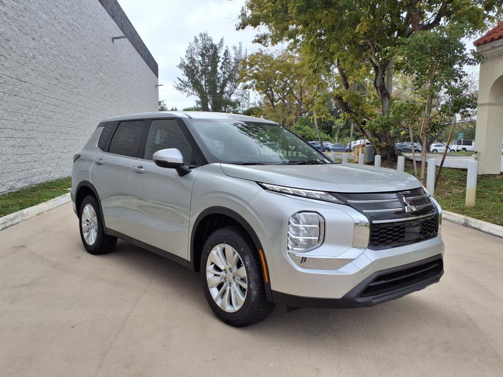 New 2025 Mitsubishi Outlander ES image 6