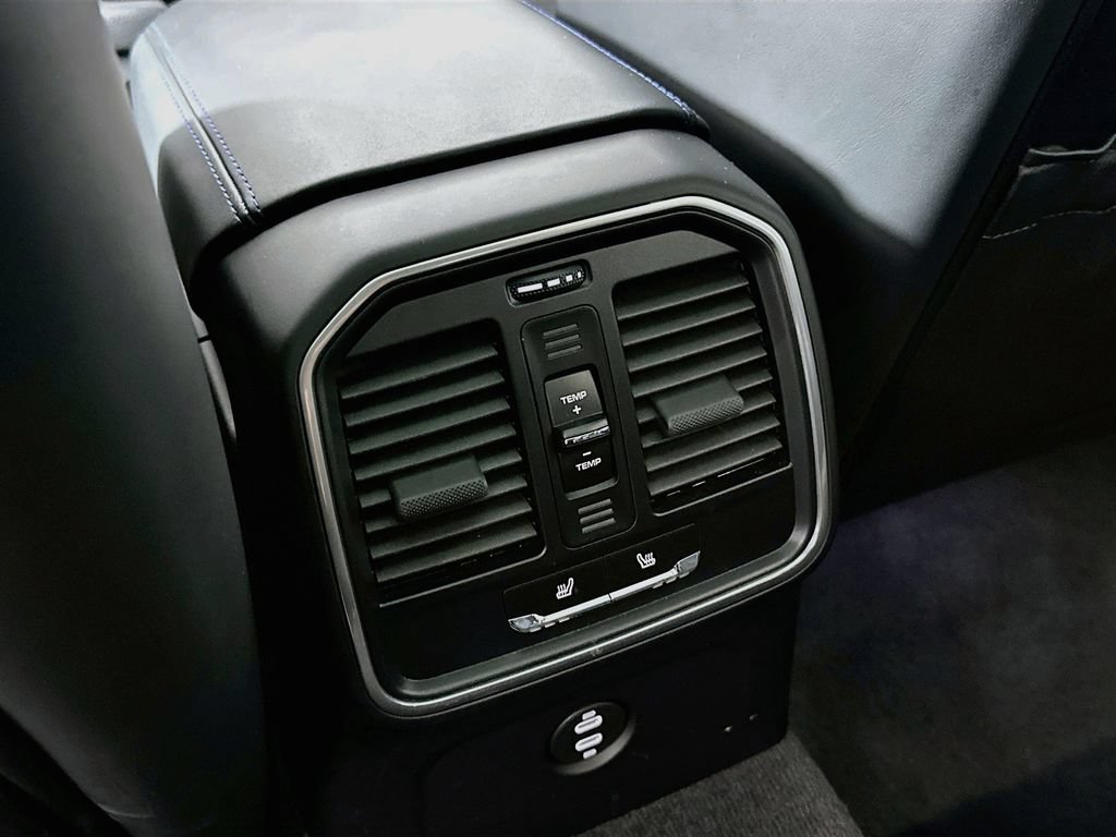 Certified 2024 Porsche Macan AWD/4WD image 27
