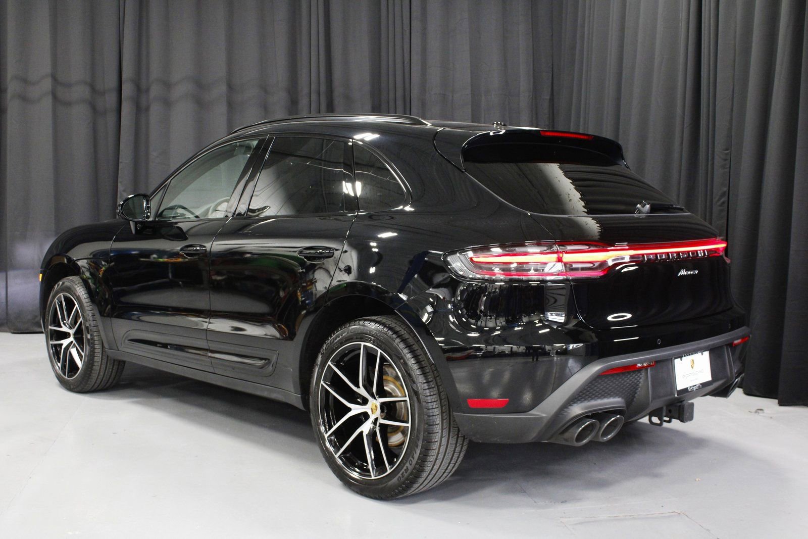 Certified 2025 Porsche Macan image 3