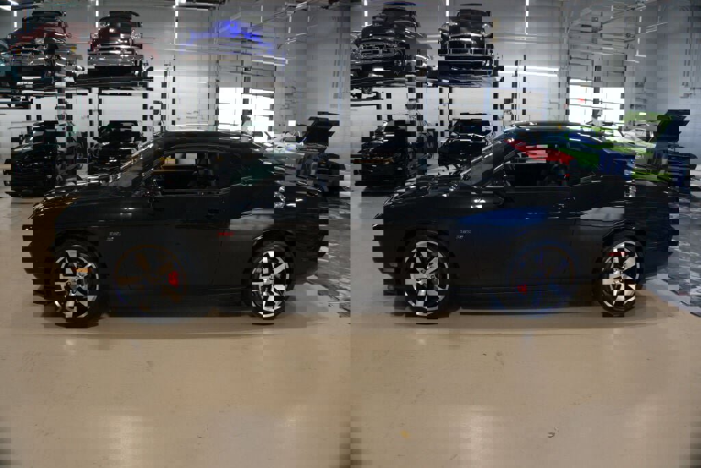 Used 2014 Dodge Challenger SRT8 w/ Harman/Kardon Audio Group image 2