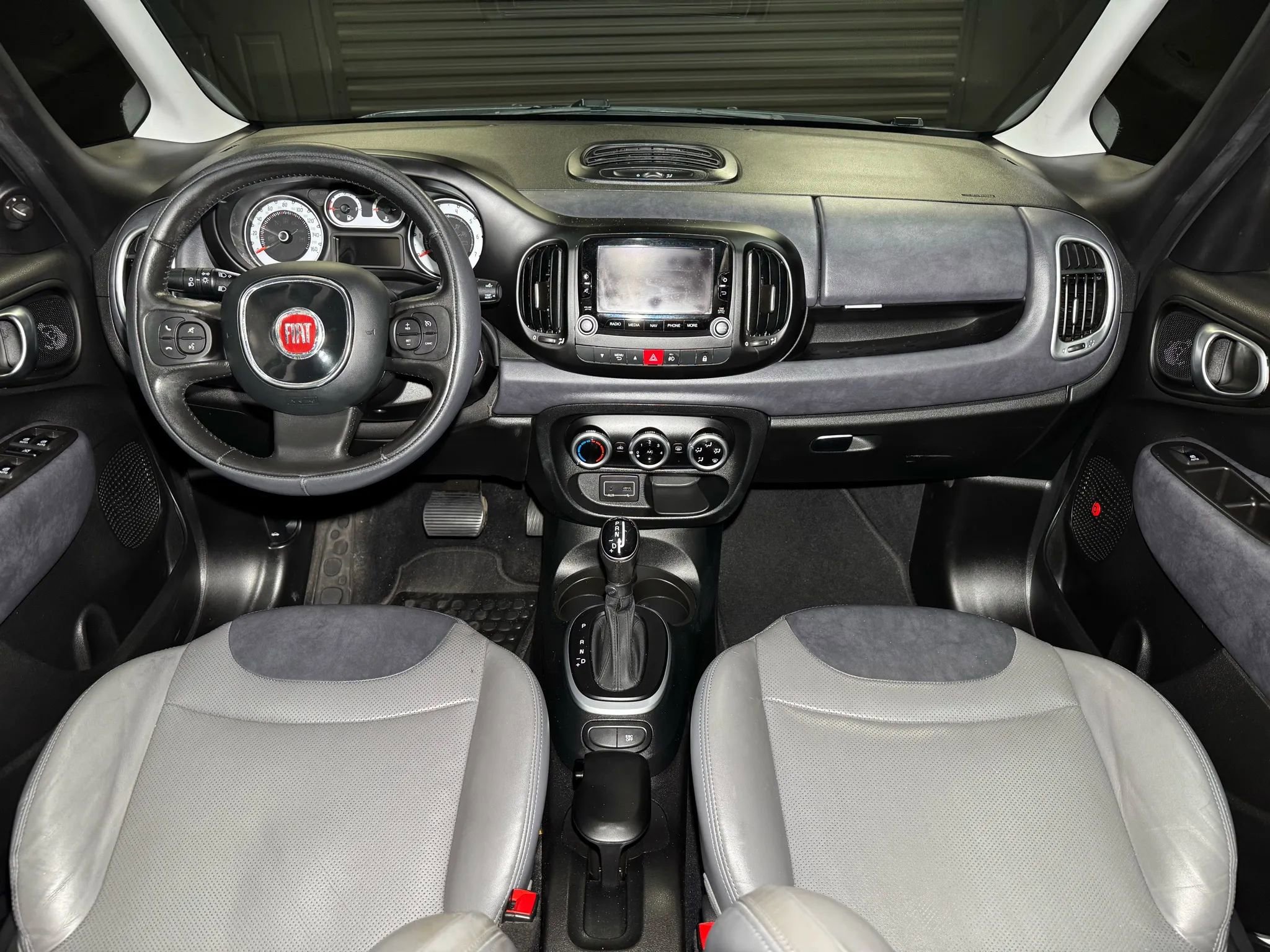 Used 2017 FIAT 500L Trekking w/ Dual-Pane Sunroof Package FWD image 25