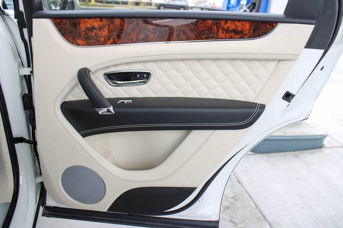 Used 2020 Bentley Bentayga Plug-In Hybrid AWD/4WD image 45