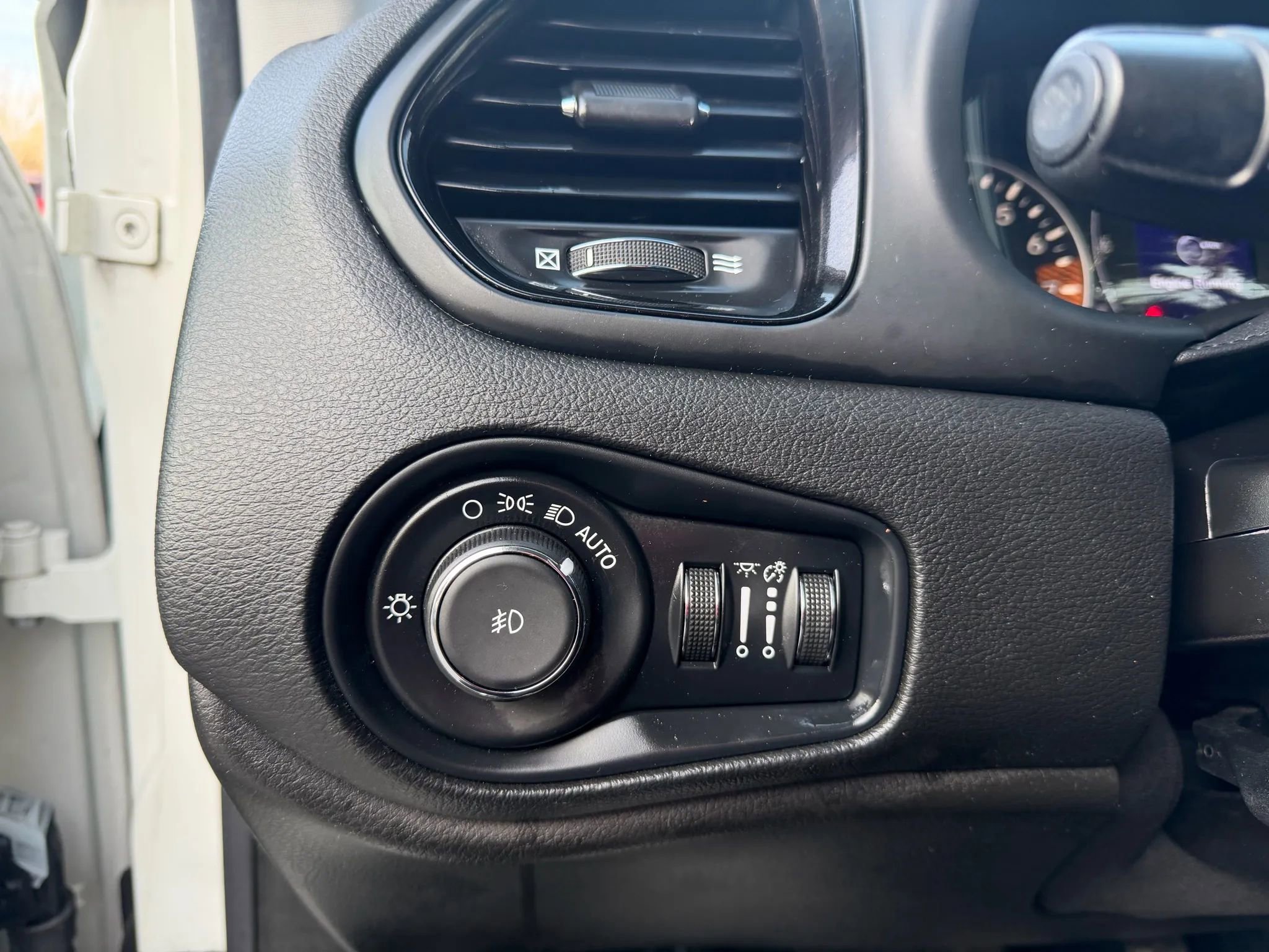 Used 2019 Jeep Renegade Altitude w/ Quick Order Package 2XM image 14