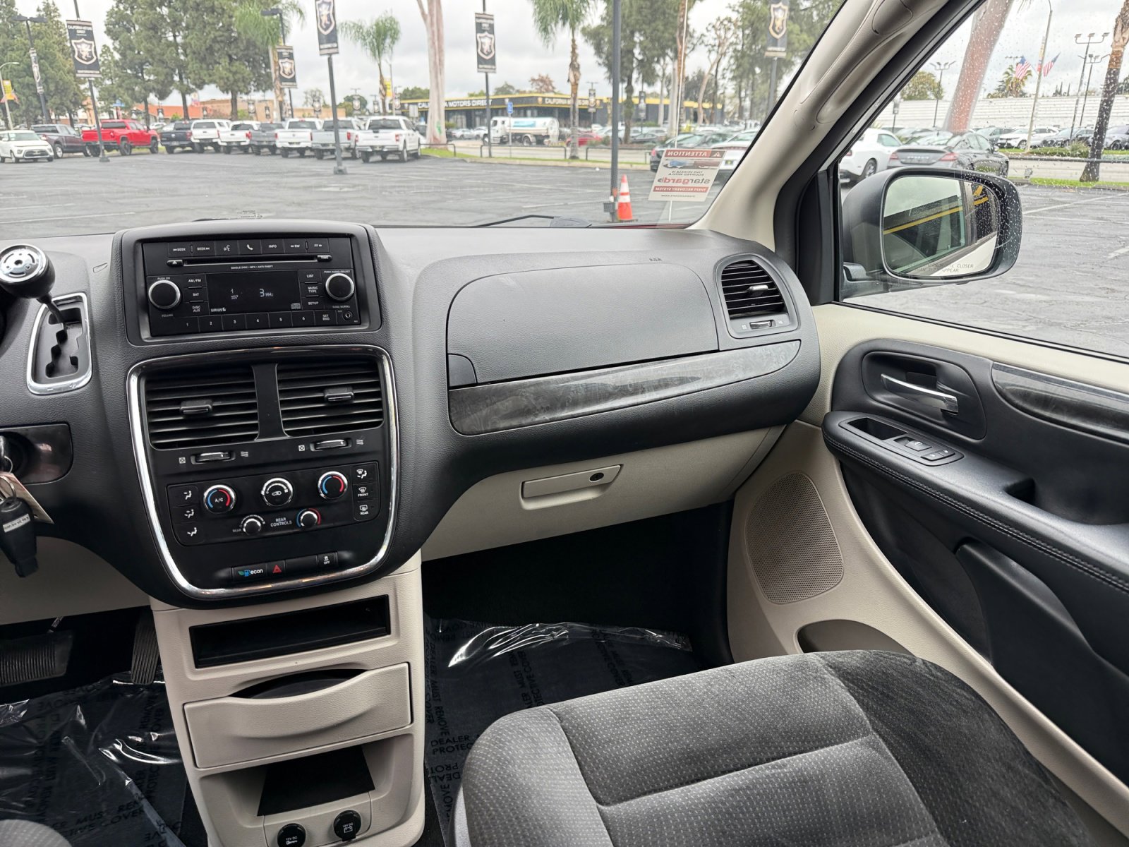 Used 2017 Dodge Grand Caravan SE w/ UConnect Hands-Free Group image 24