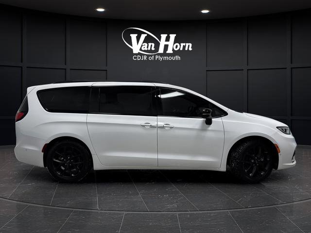 Used 2024 Chrysler Pacifica Limited w/ S Appearance Package image 2