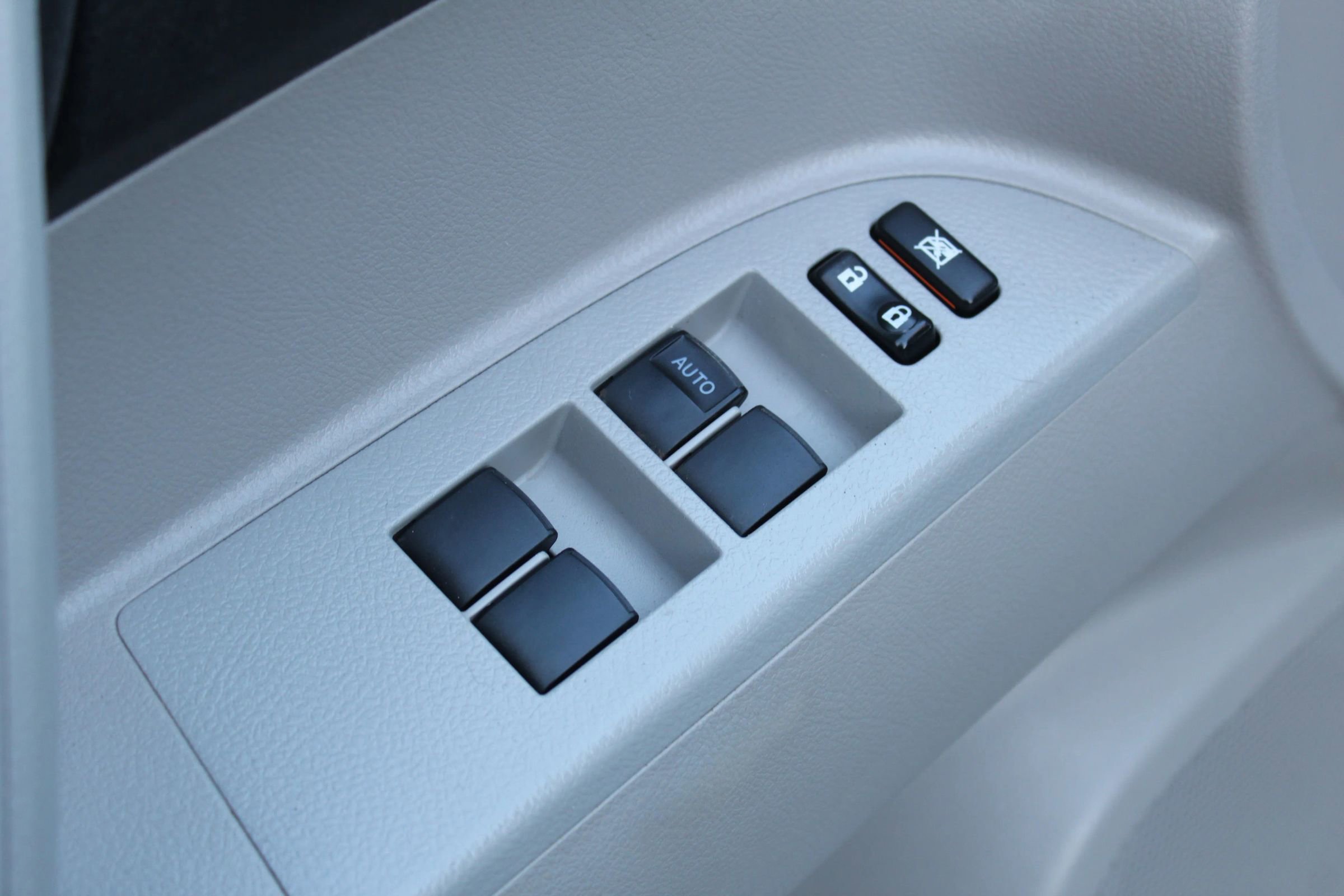 Used 2011 Toyota Highlander Hybrid w/ Cold Weather Pkg image 24