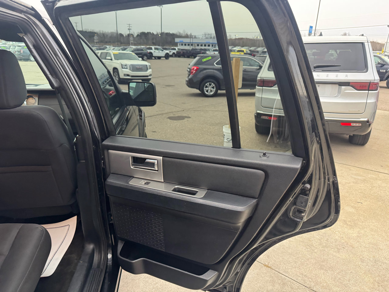 Used 2017 Ford Expedition XLT image 17