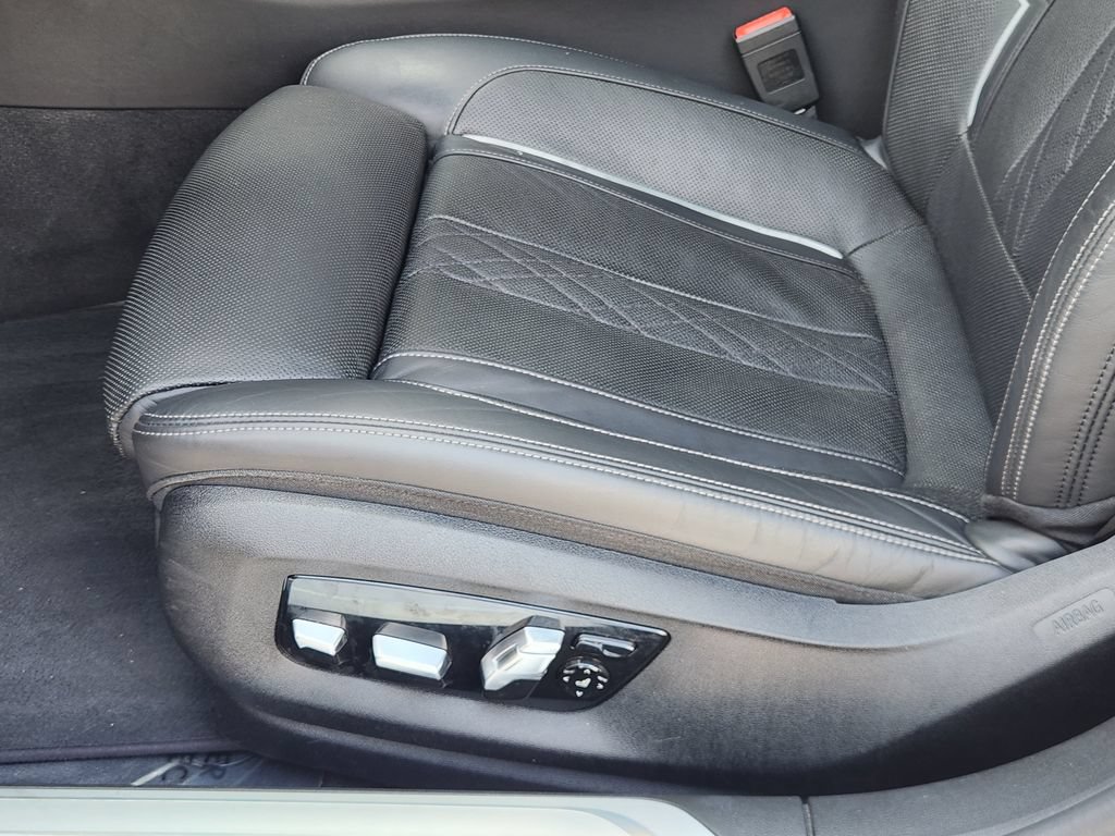 Used 2019 BMW 750i w/ M Sport Package RWD image 23