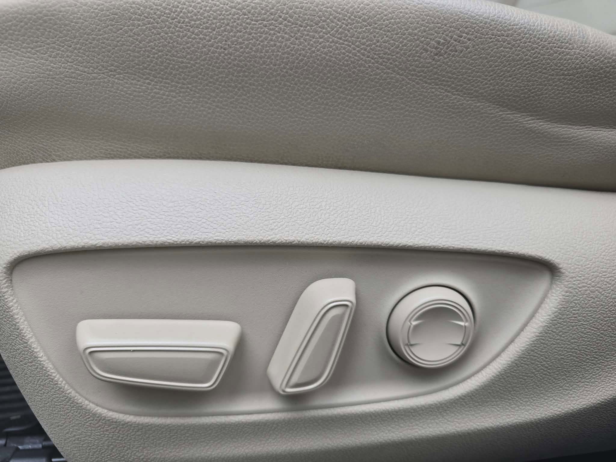 Used 2021 Toyota Highlander XLE image 12