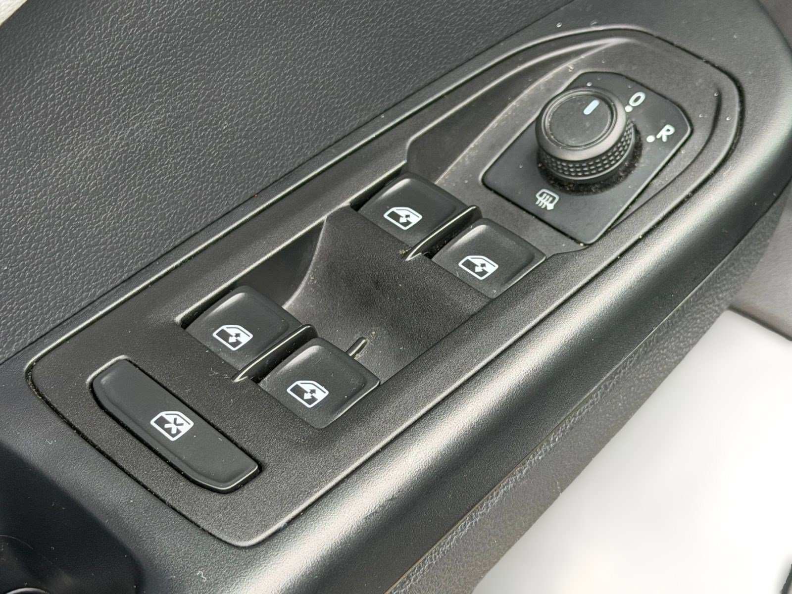 Used 2022 Volkswagen Taos SE FWD image 14