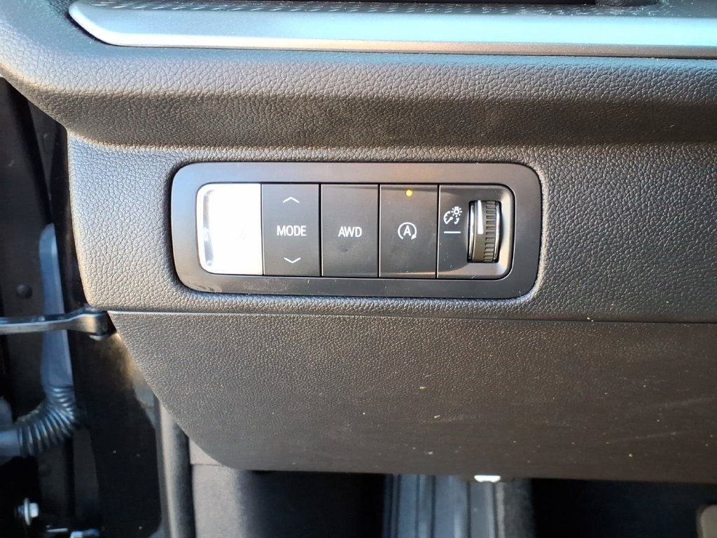Used 2025 Chevrolet Traverse LT w/ Midnight/Sport Edition AWD/4WD image 19