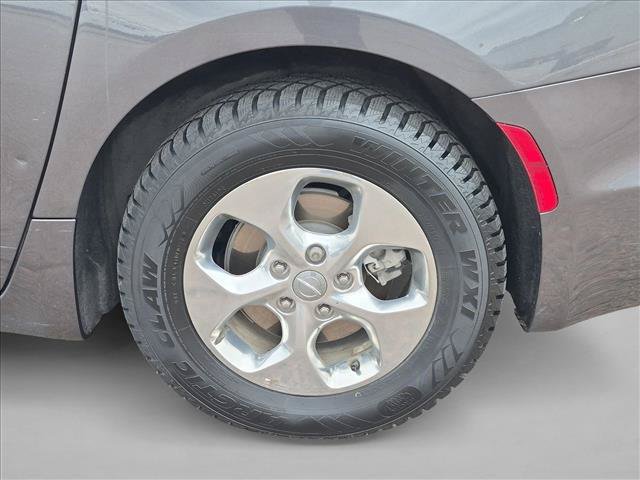 Used 2018 Chrysler Pacifica Limited w/ Advanced Safetytec Group FWD image 15