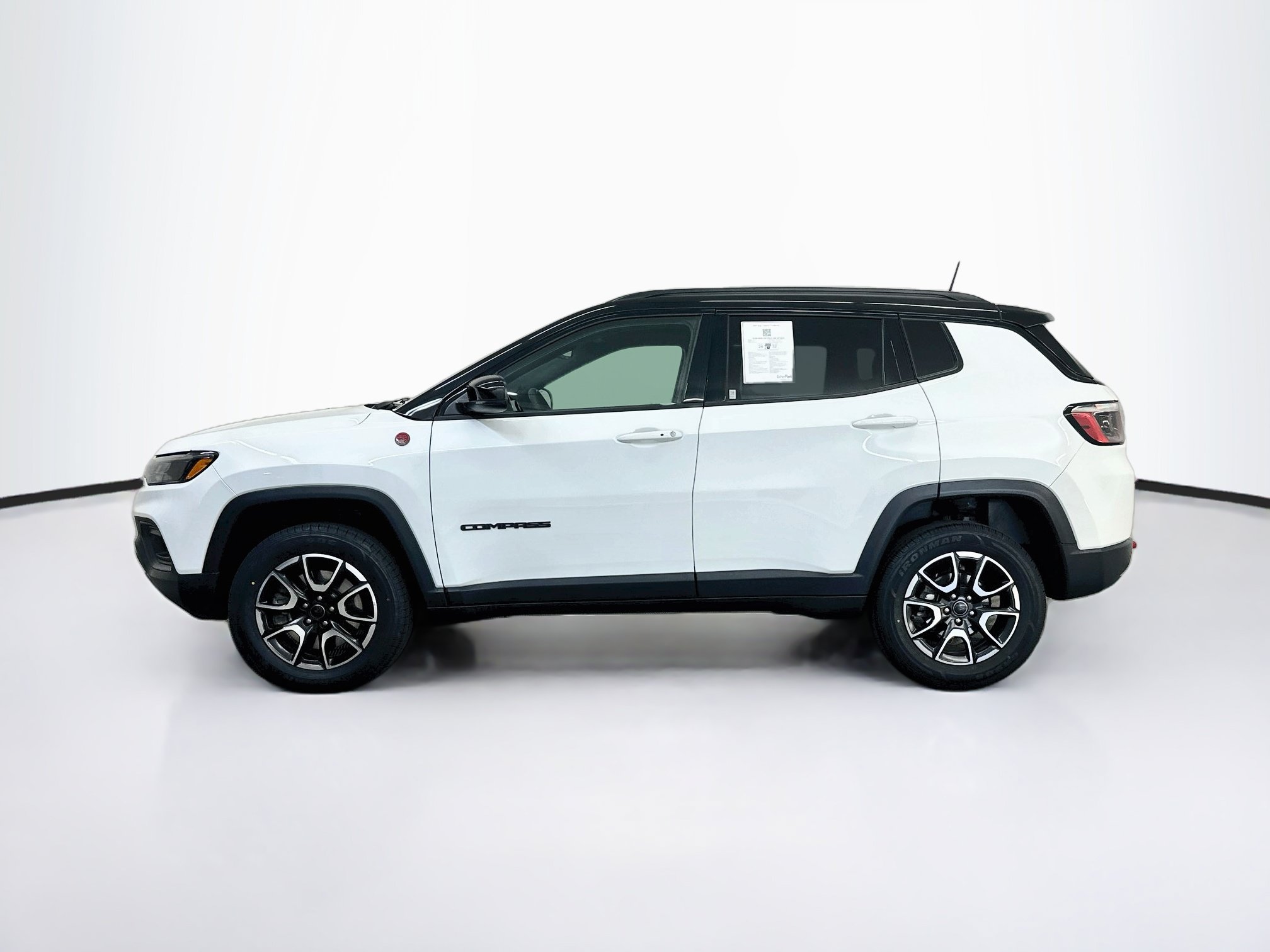 Used 2025 Jeep Compass Trailhawk w/ Trailer Tow Group AWD/4WD image 4