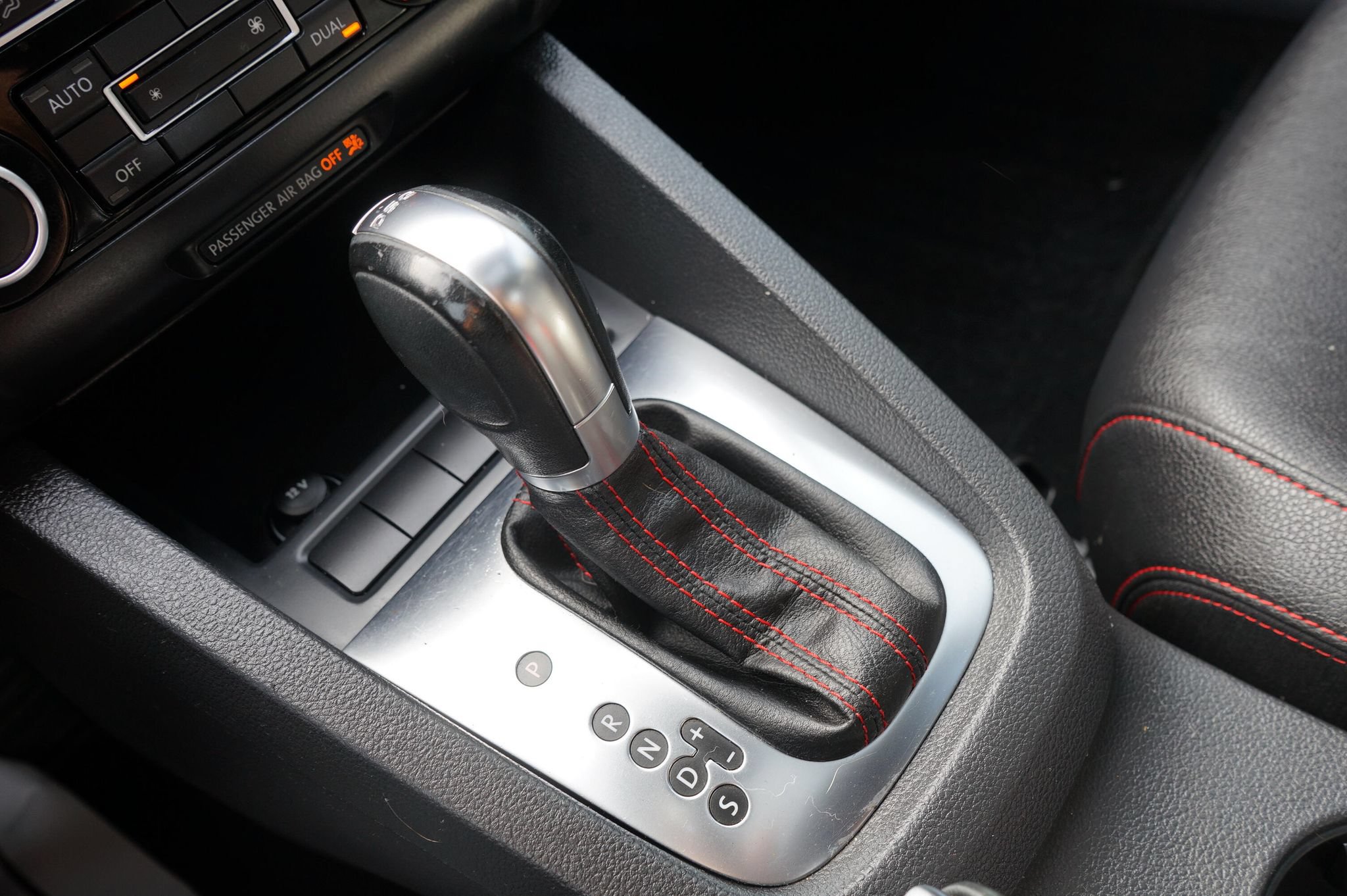 Used 2012 Volkswagen Jetta GLI FWD image 16