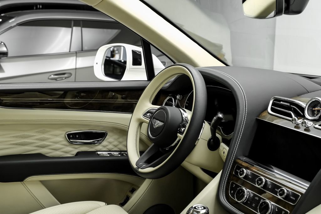 Used 2024 Bentley Bentayga AWD/4WD image 18