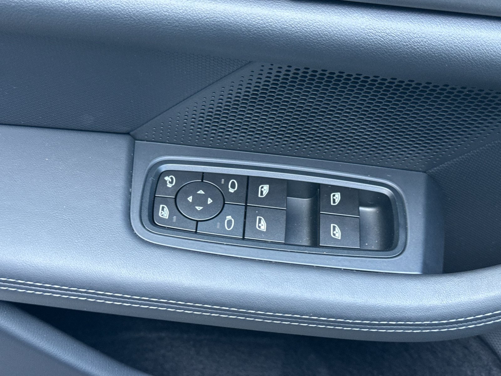 New 2026 Porsche Taycan 4S AWD/4WD image 13