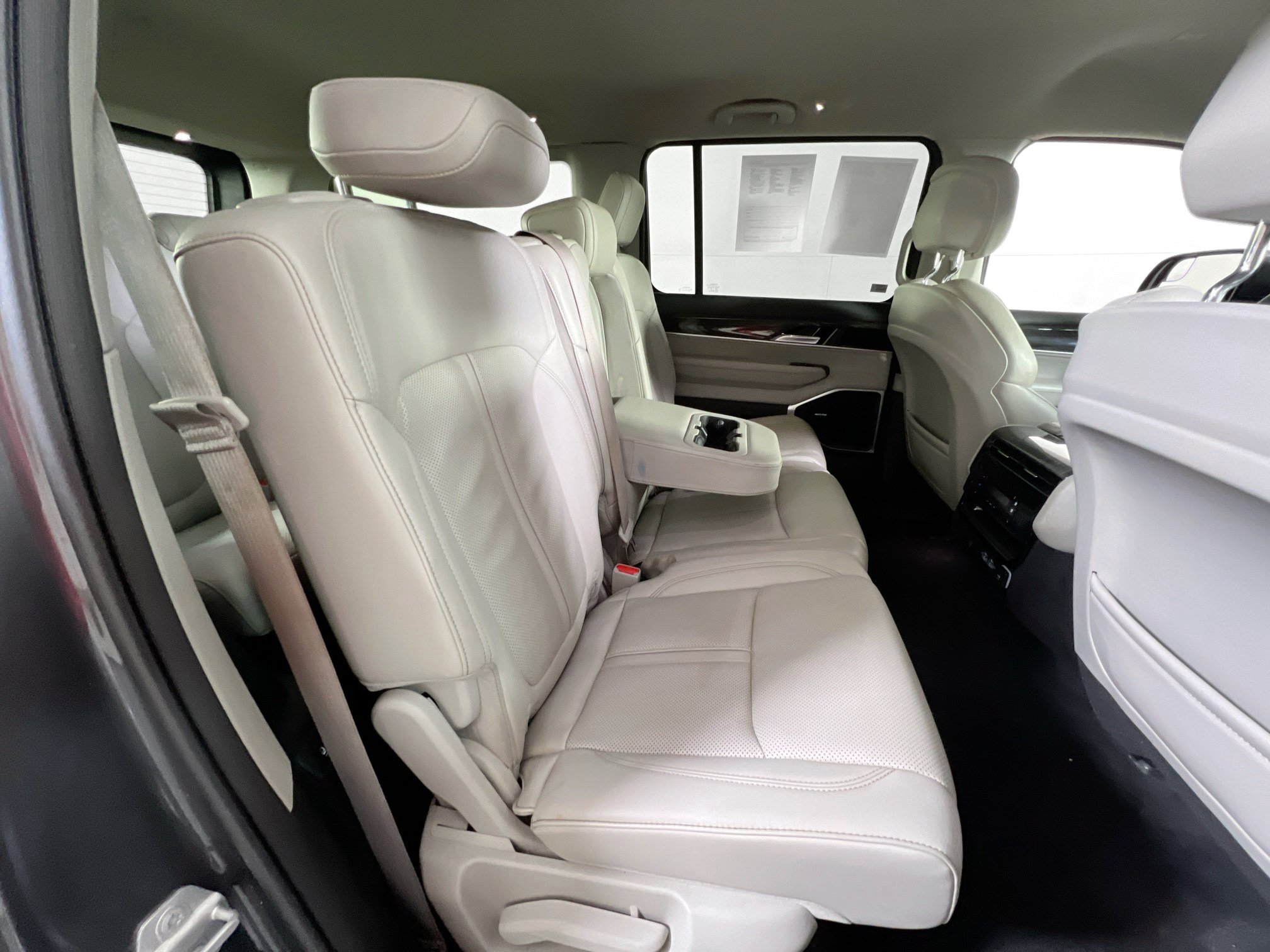 Used 2022 Jeep Wagoneer Series III AWD/4WD image 29