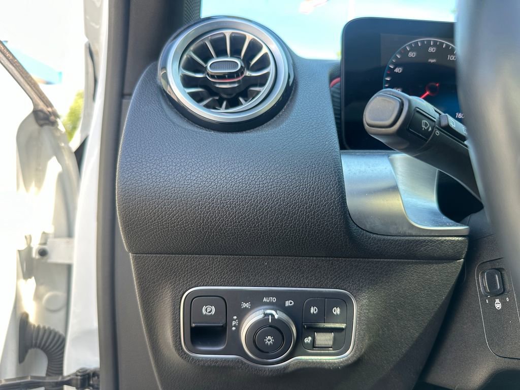 Used 2023 Mercedes-Benz GLB 250 4MATIC image 15