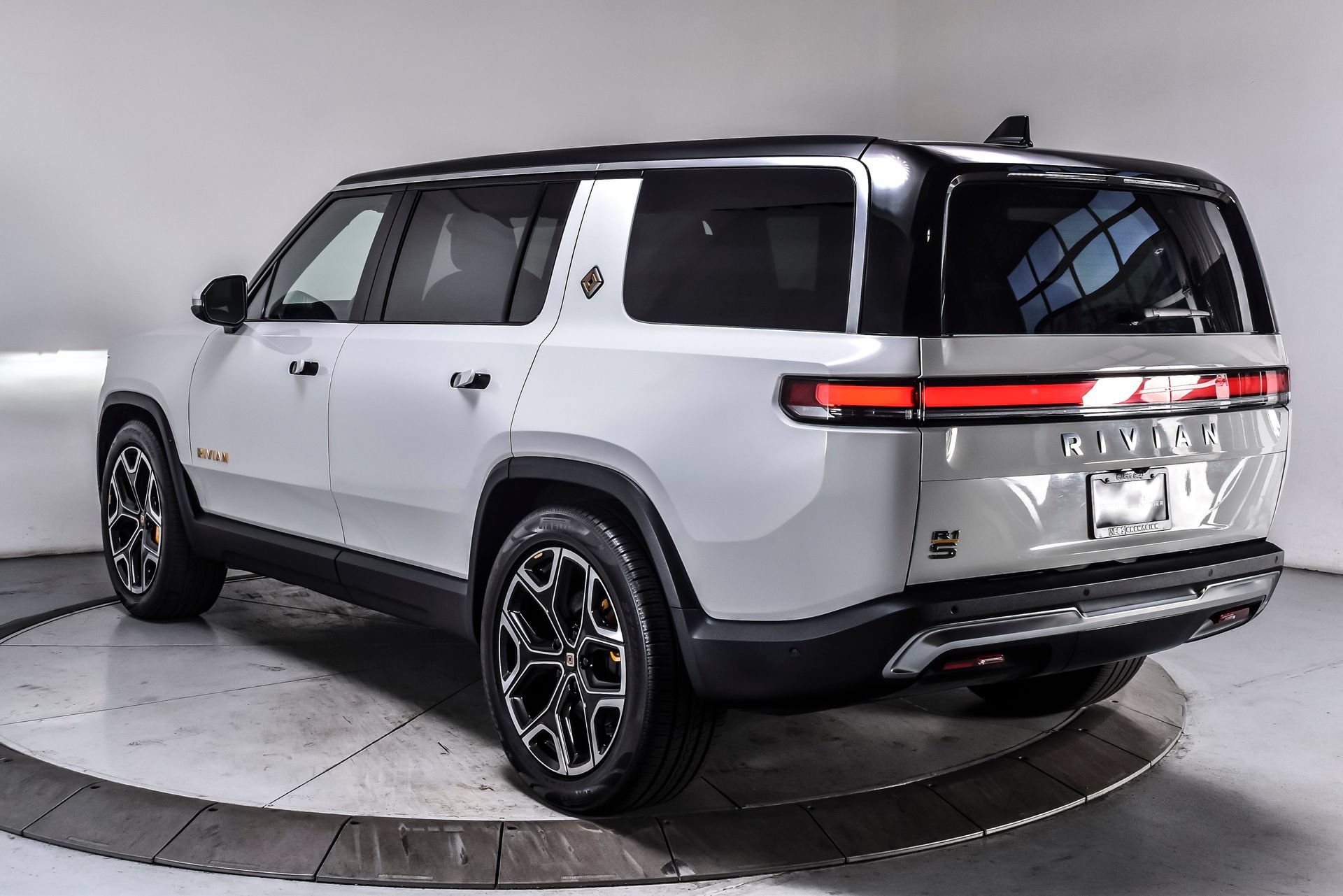 Used 2024 Rivian R1S Adventure AWD/4WD image 5