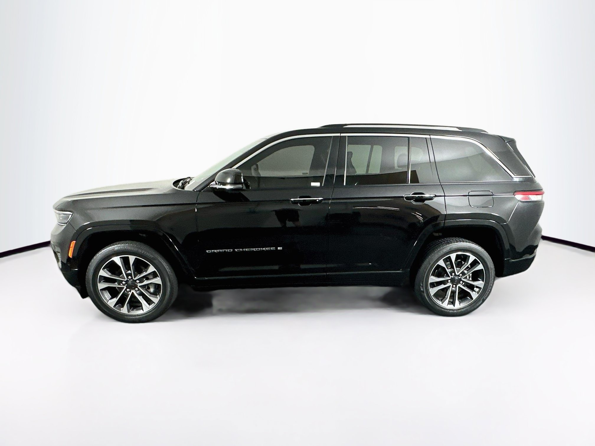 Used 2022 Jeep Grand Cherokee Overland w/ Luxury Tech Group IV RWD image 4