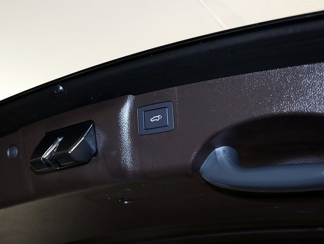 Used 2017 Hyundai Santa Fe SE Ultimate w/ Cargo Package image 31