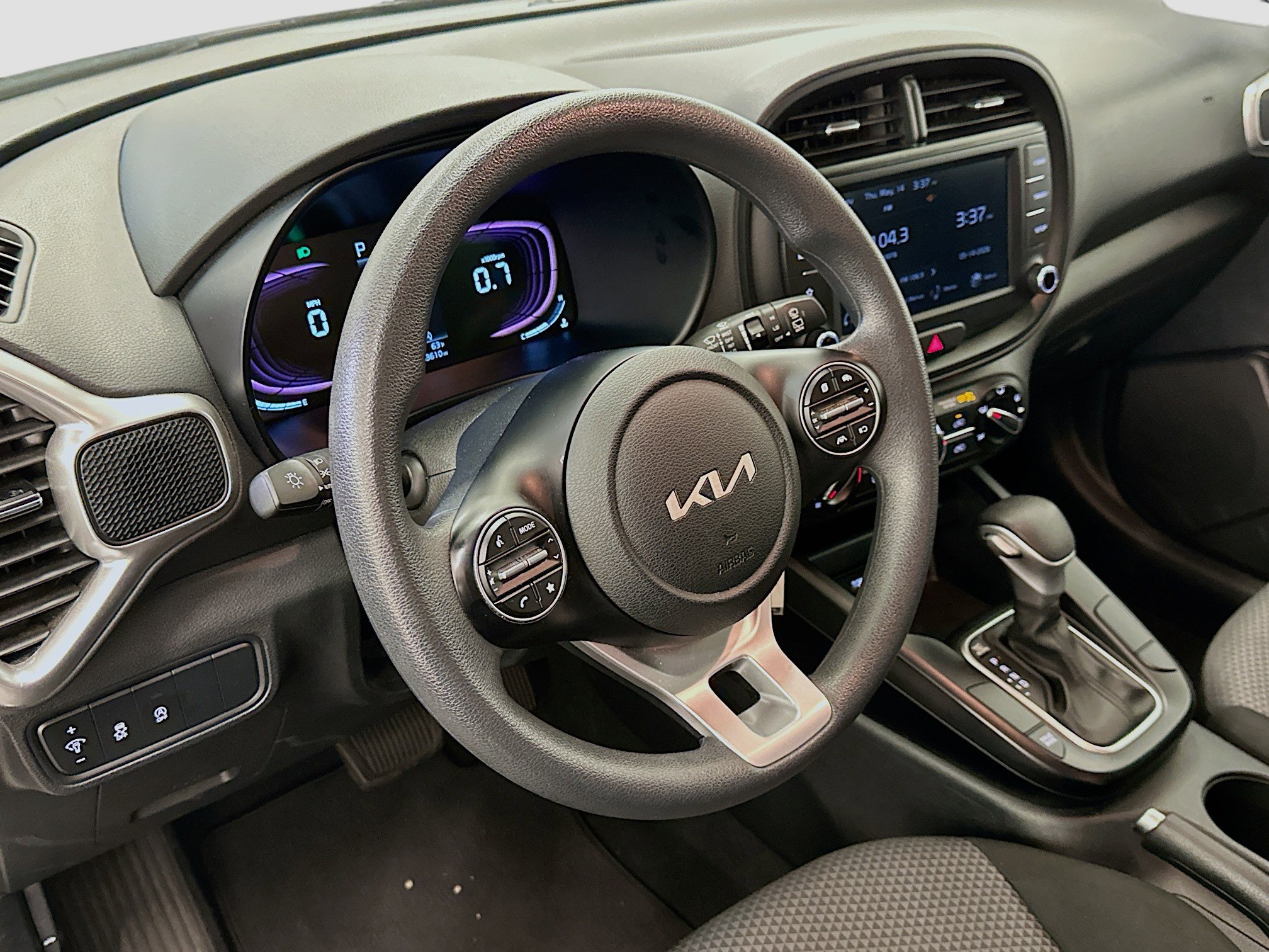 Used 2025 Kia Soul LX w/ LX Technology Package FWD image 18