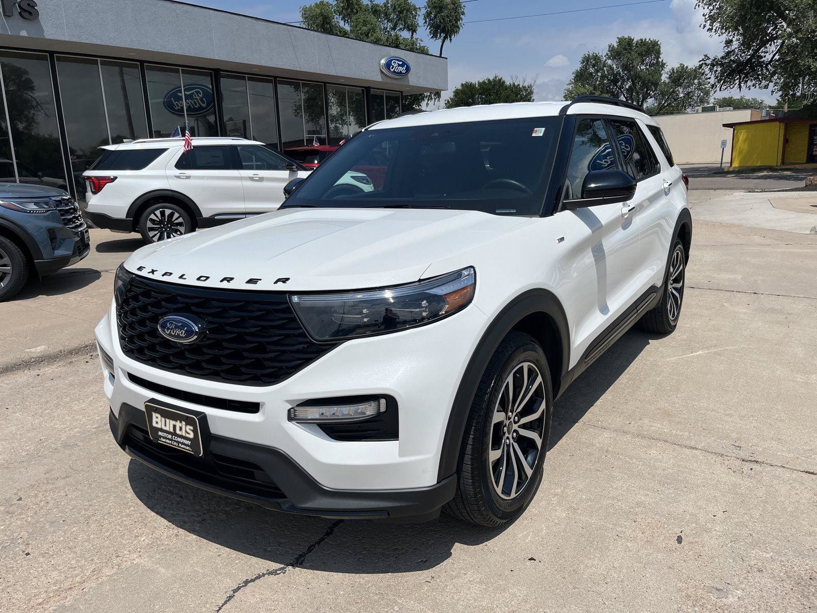 Used 2023 Ford Explorer ST-Line w/ Class IV Trailer Tow Package AWD/4WD image 2