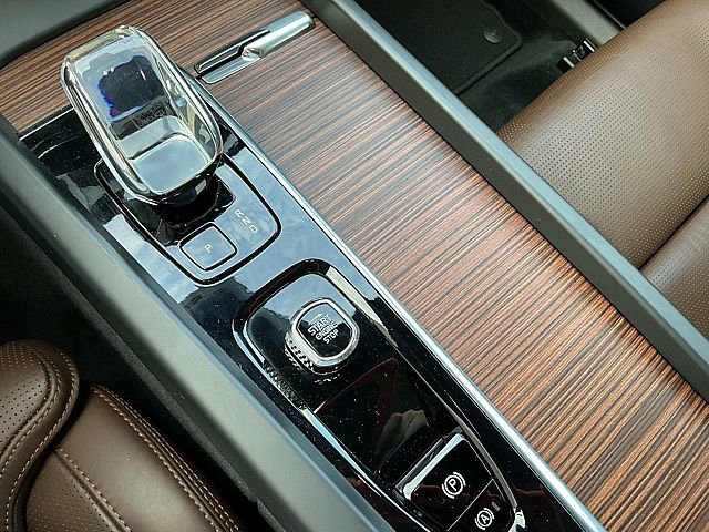 Used 2023 Volvo XC60 B5 Ultimate w/ Climate Package image 23