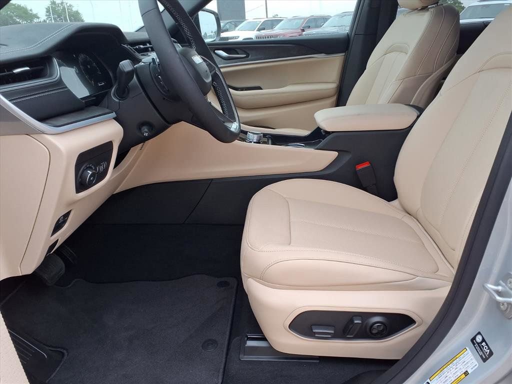 New 2025 Jeep Grand Cherokee L Limited w/ Luxury Tech Group II image 8