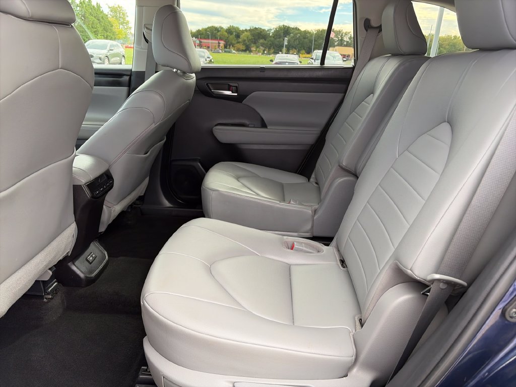 Used 2023 Toyota Highlander XLE AWD/4WD image 24