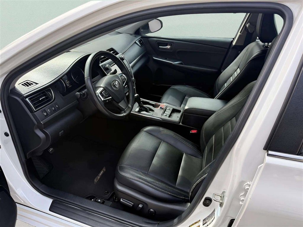 Used 2016 Toyota Camry XLE w/ Moonroof Package FWD image 10
