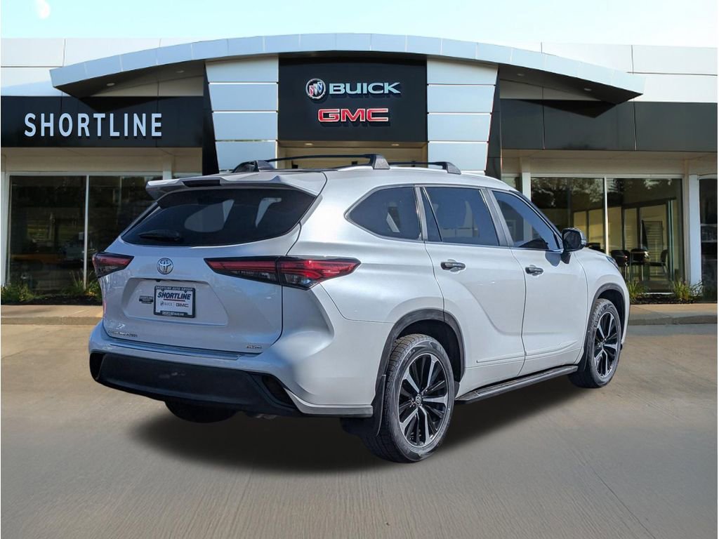 Used 2022 Toyota Highlander XLE AWD/4WD image 3