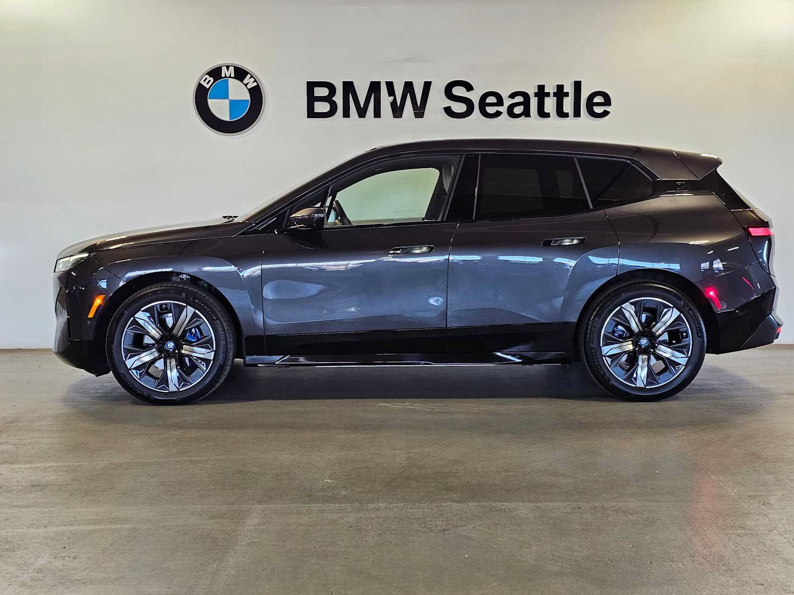 Used 2024 BMW iX xDrive50 w/ Sport Package AWD/4WD image 3