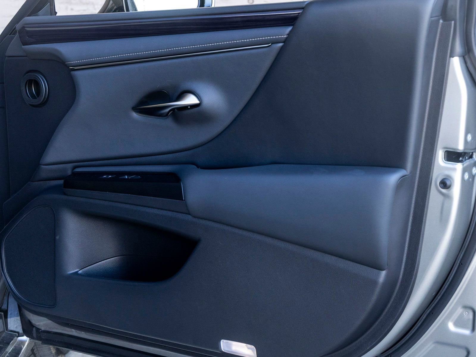 Used 2021 Lexus ES 300h w/ Premium Package image 25