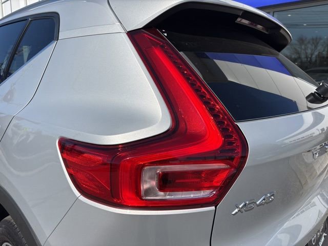 Used 2025 Volvo XC40 B5 Plus AWD/4WD image 10