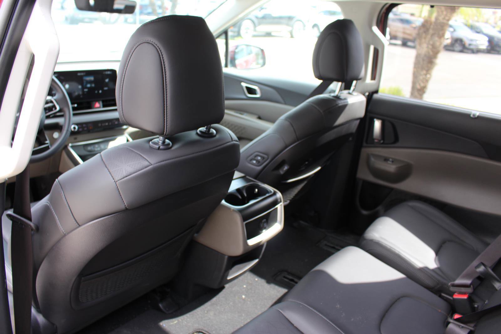 Used 2026 Kia Carnival EX image 32