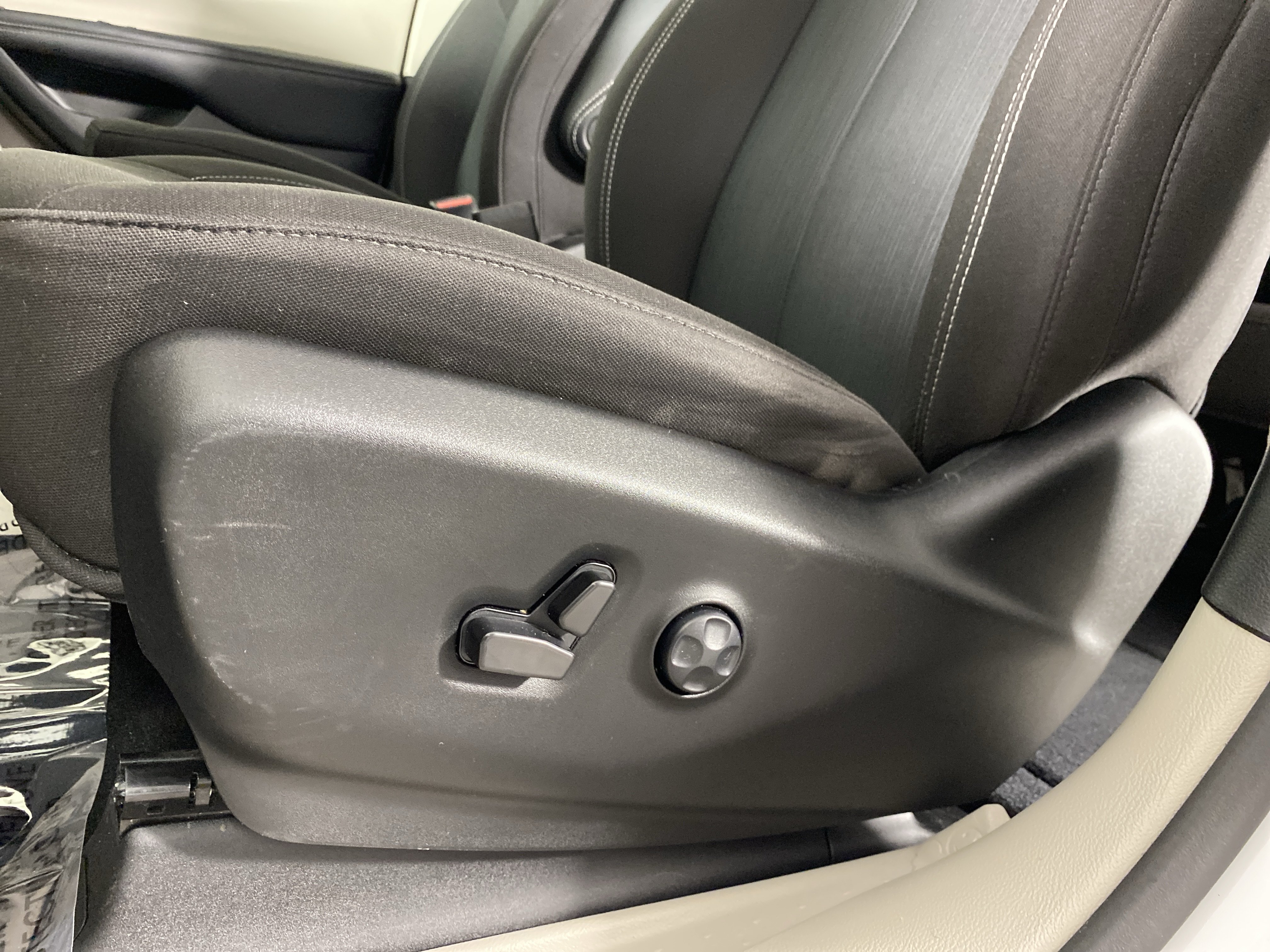 Used 2023 Chrysler Voyager LX FWD image 17