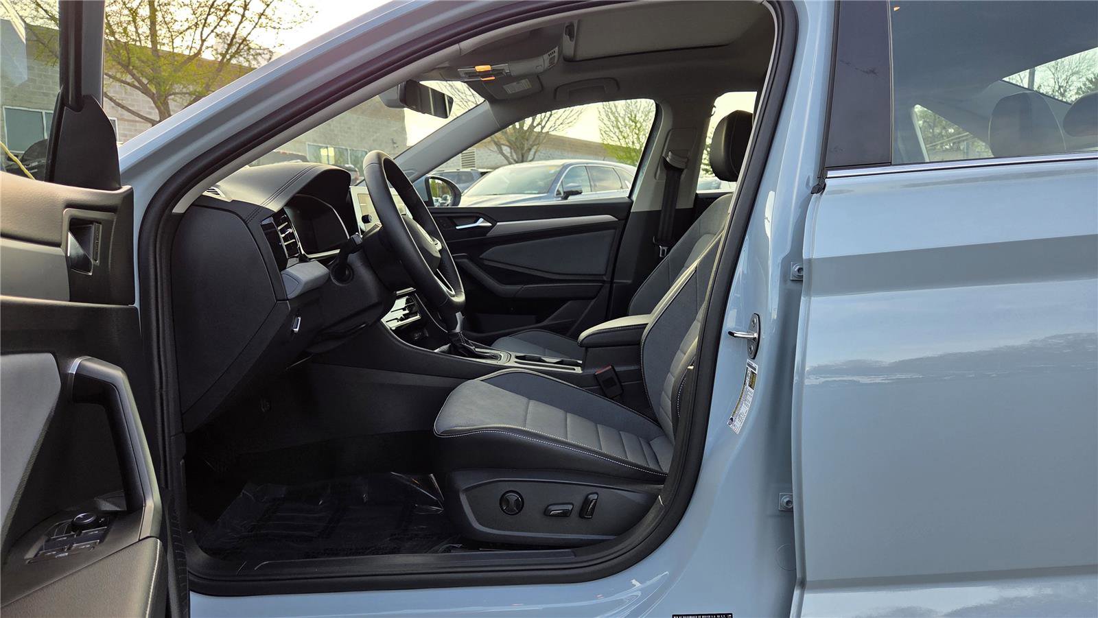 Used 2025 Volkswagen Jetta SE w/ Sunroof Package image 12