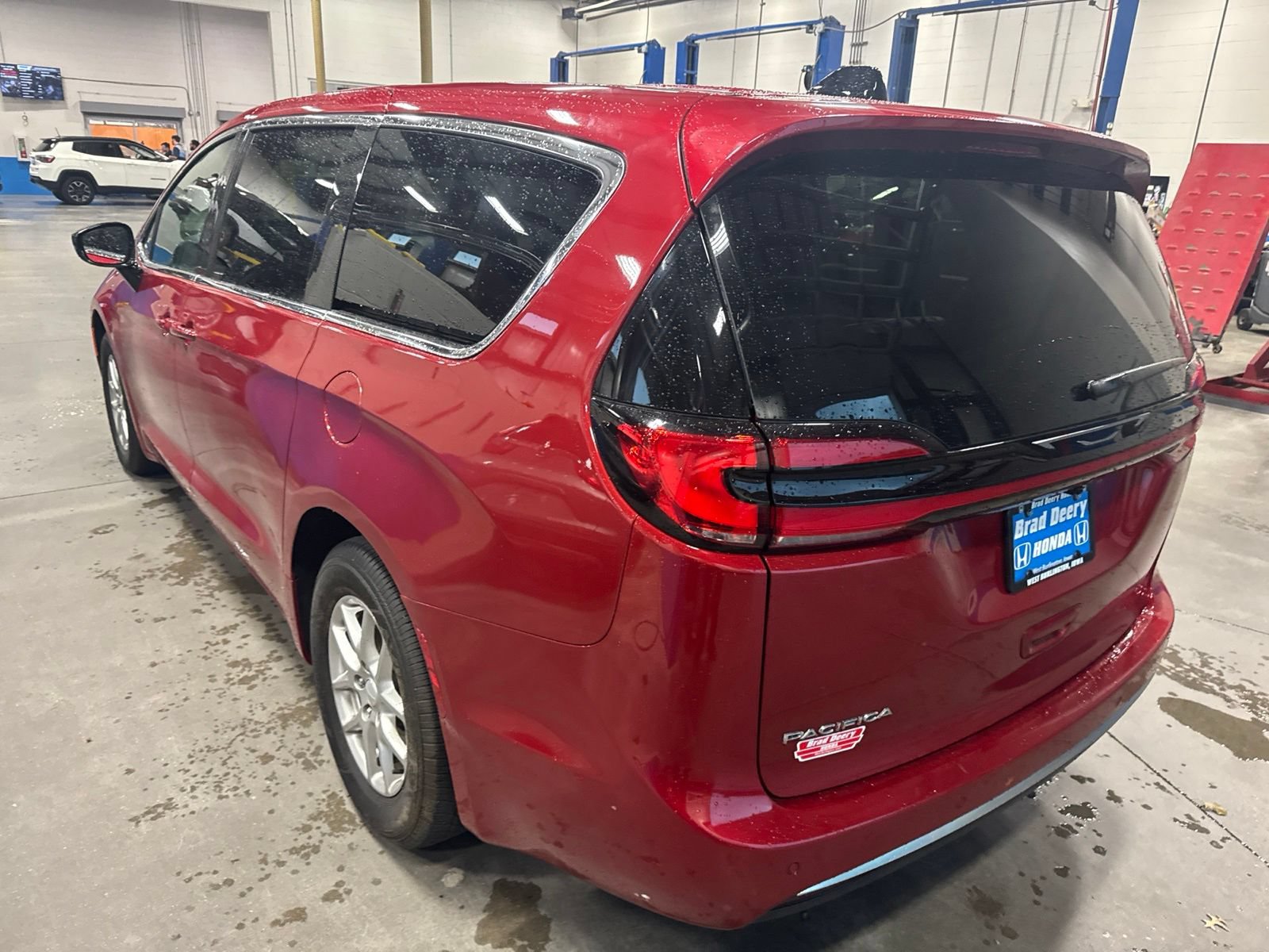 Used 2027 Chrysler Pacifica Select FWD image 5
