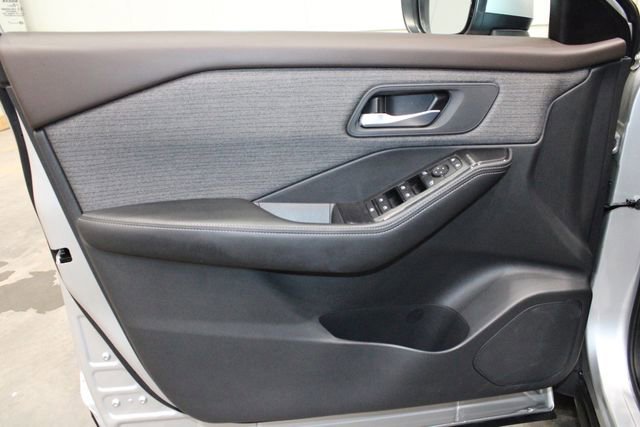 Used 2022 Nissan Rogue SV FWD image 16