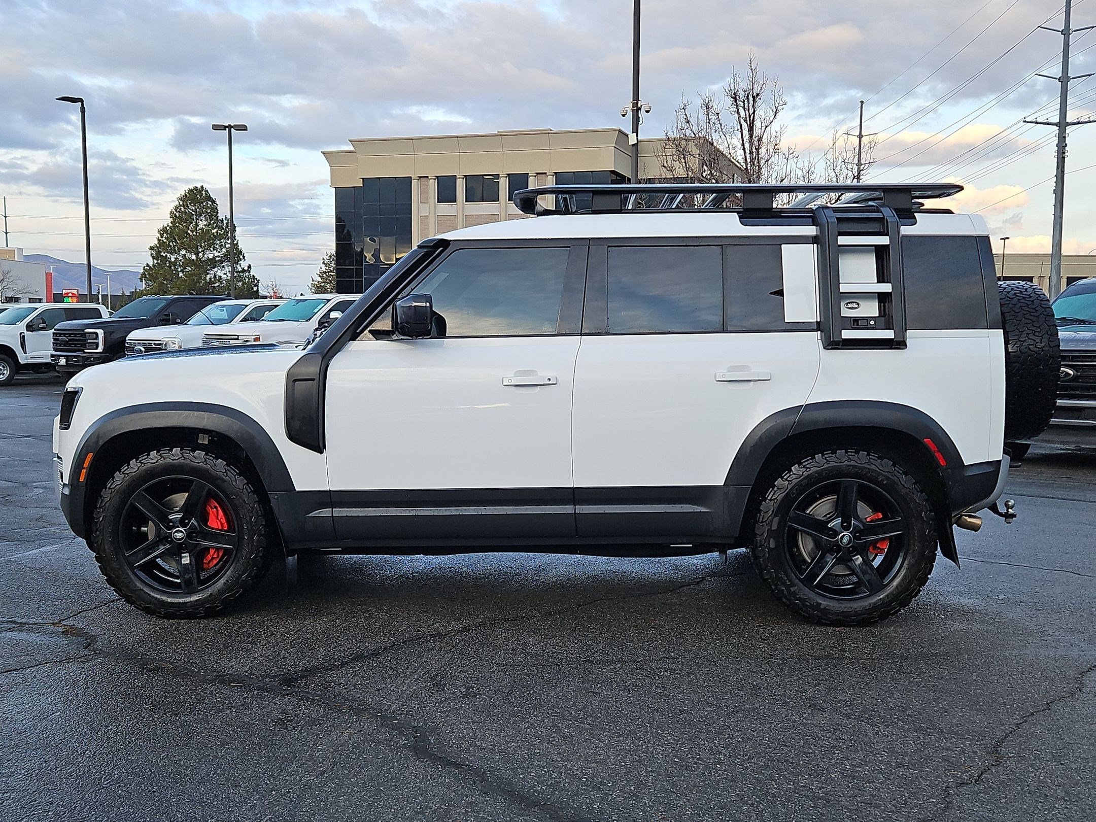 Used 2023 Land Rover Defender 110 SE image 10