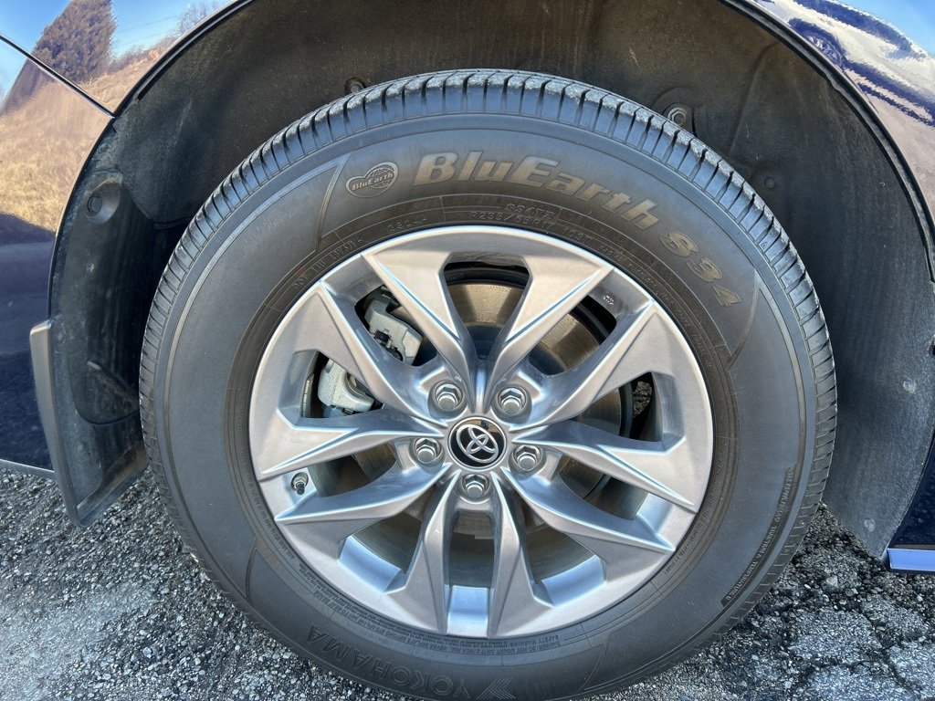 Used 2025 Toyota Sienna XLE image 5