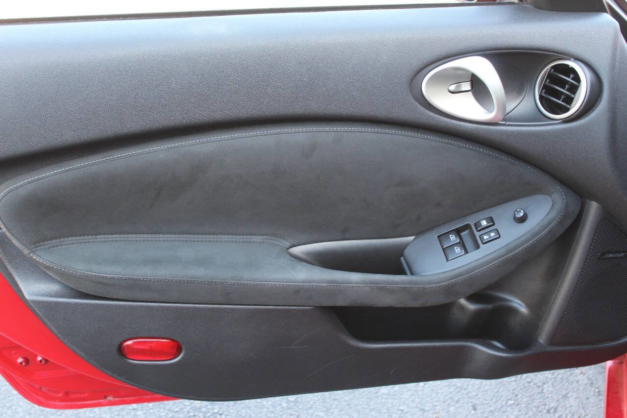 Used 2015 Nissan 370Z Touring image 13