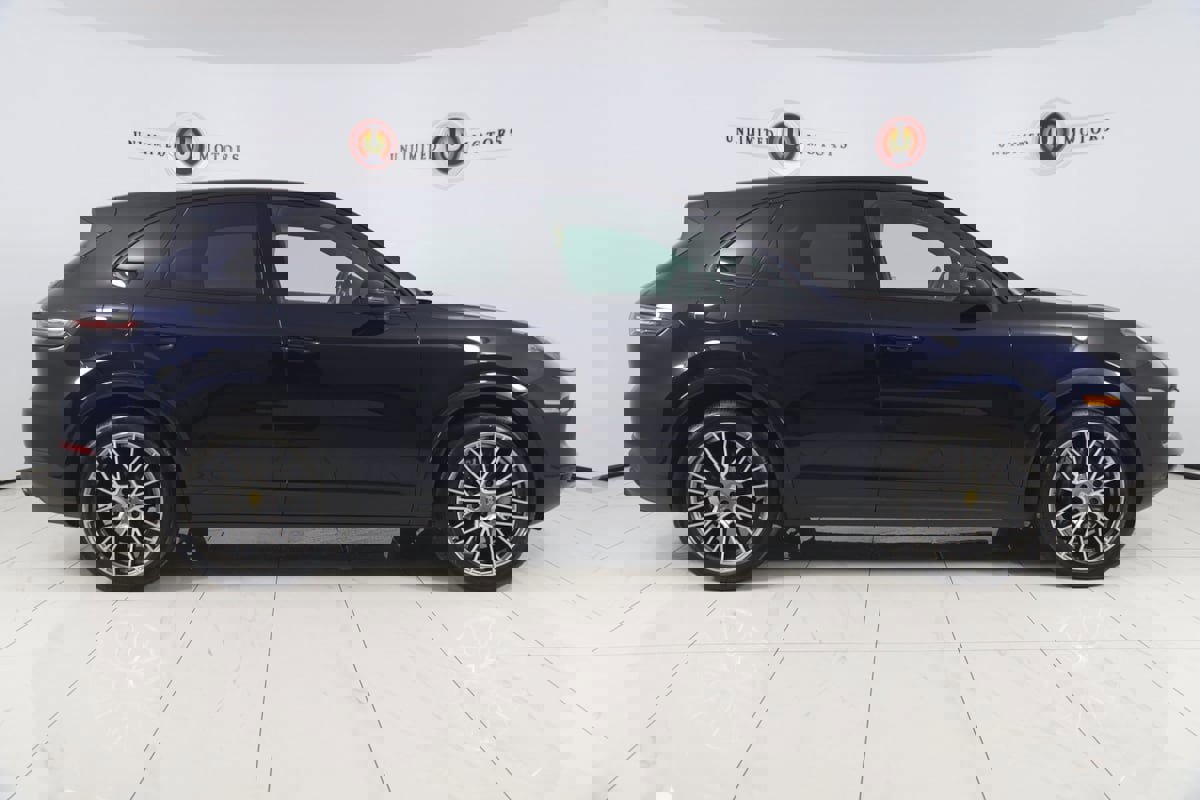 Used 2022 Porsche Cayenne Platinum Edition w/ Premium Package Plus image 2