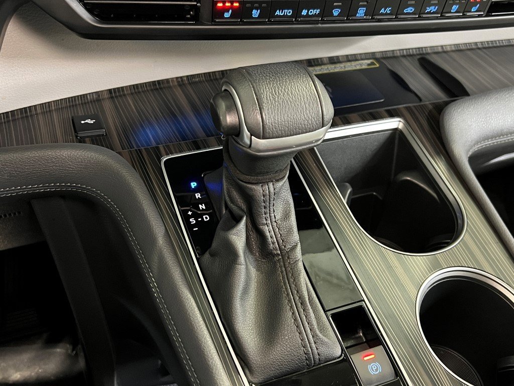 Used 2023 Toyota Sienna Limited image 56