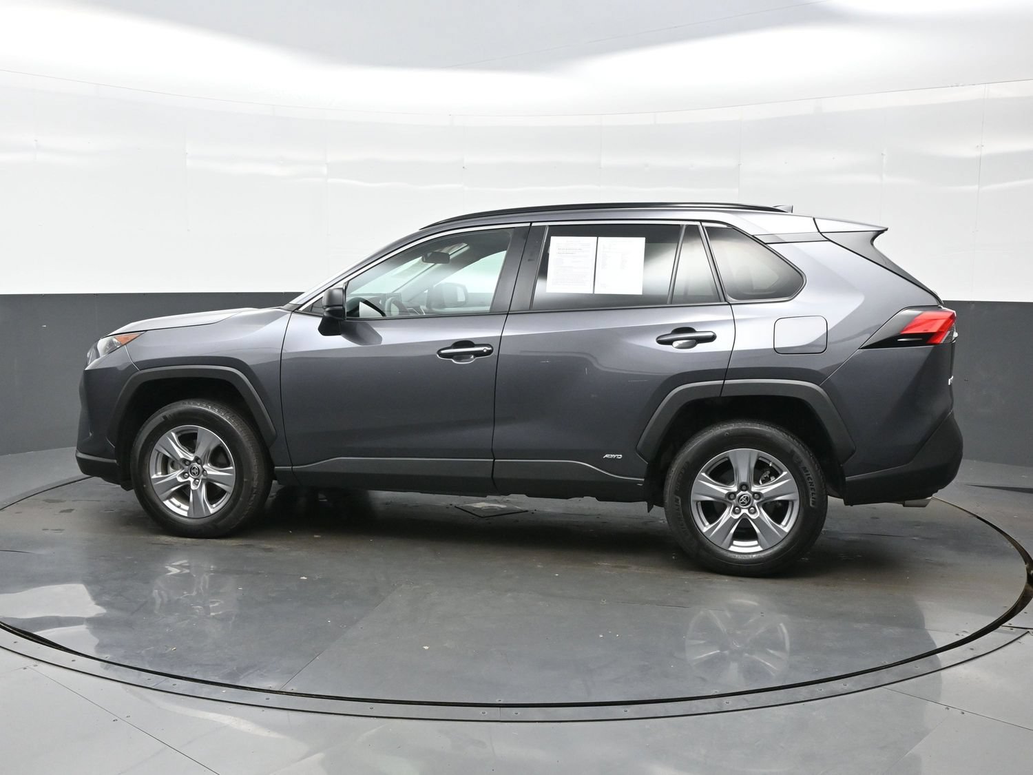 Used 2022 Toyota RAV4 LE AWD/4WD image 3