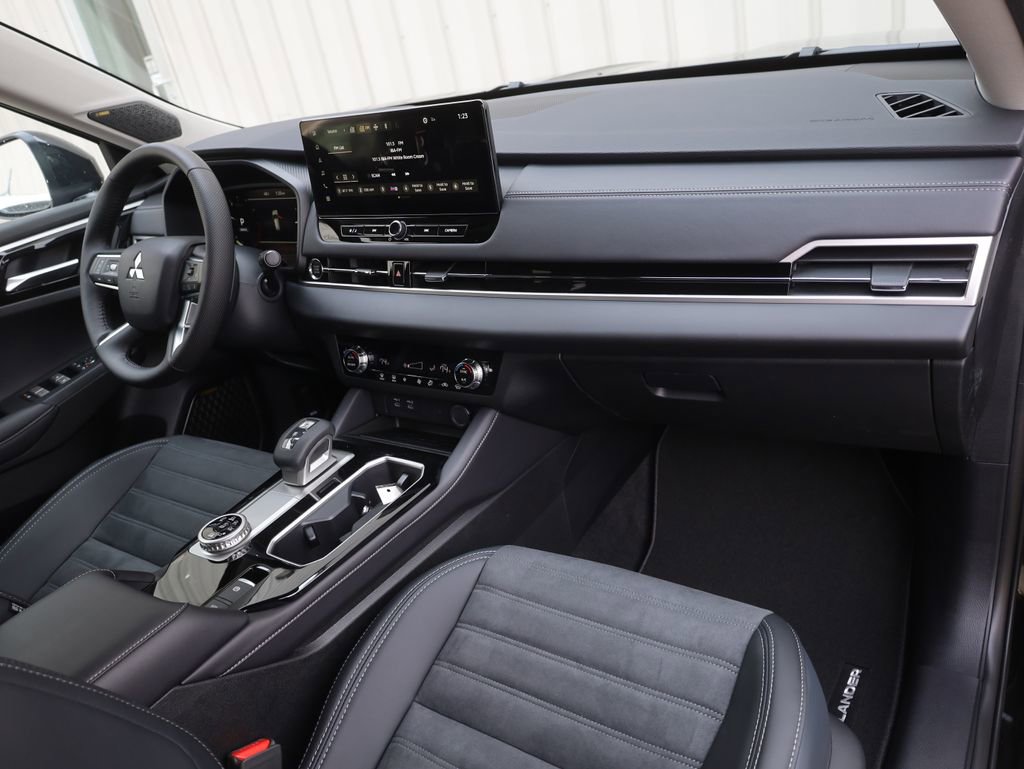 New 2025 Mitsubishi Outlander SE image 14