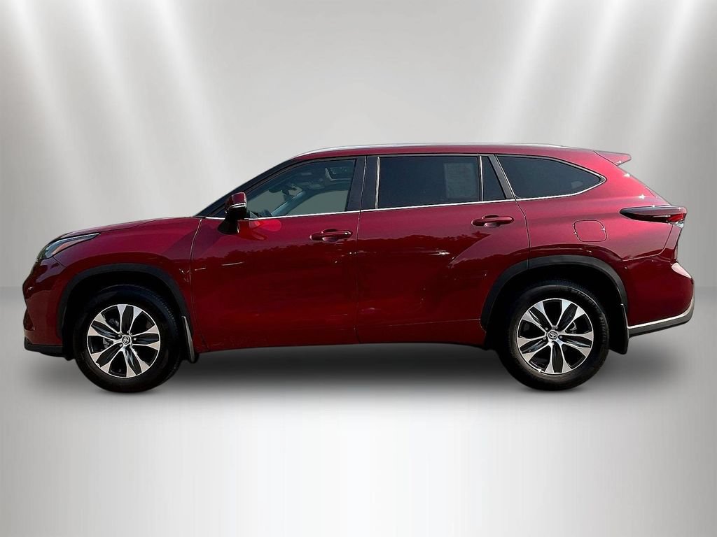 Used 2025 Toyota Highlander XLE FWD image 8