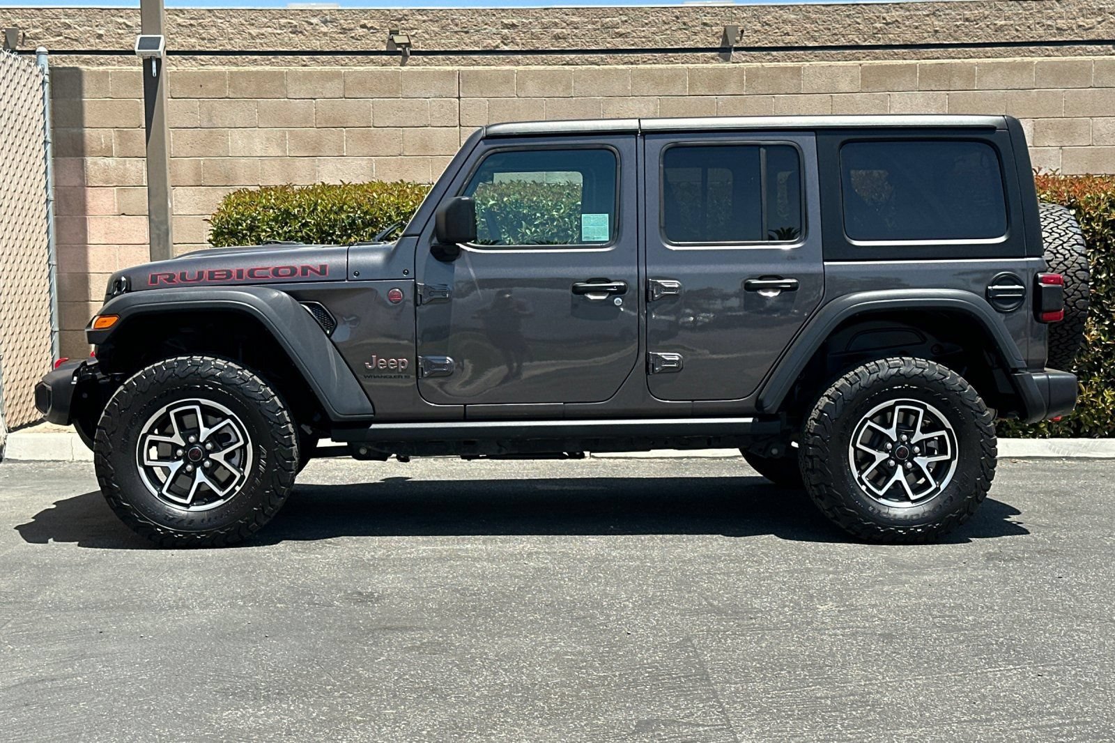 Used 2025 Jeep Wrangler Unlimited Rubicon AWD/4WD image 7
